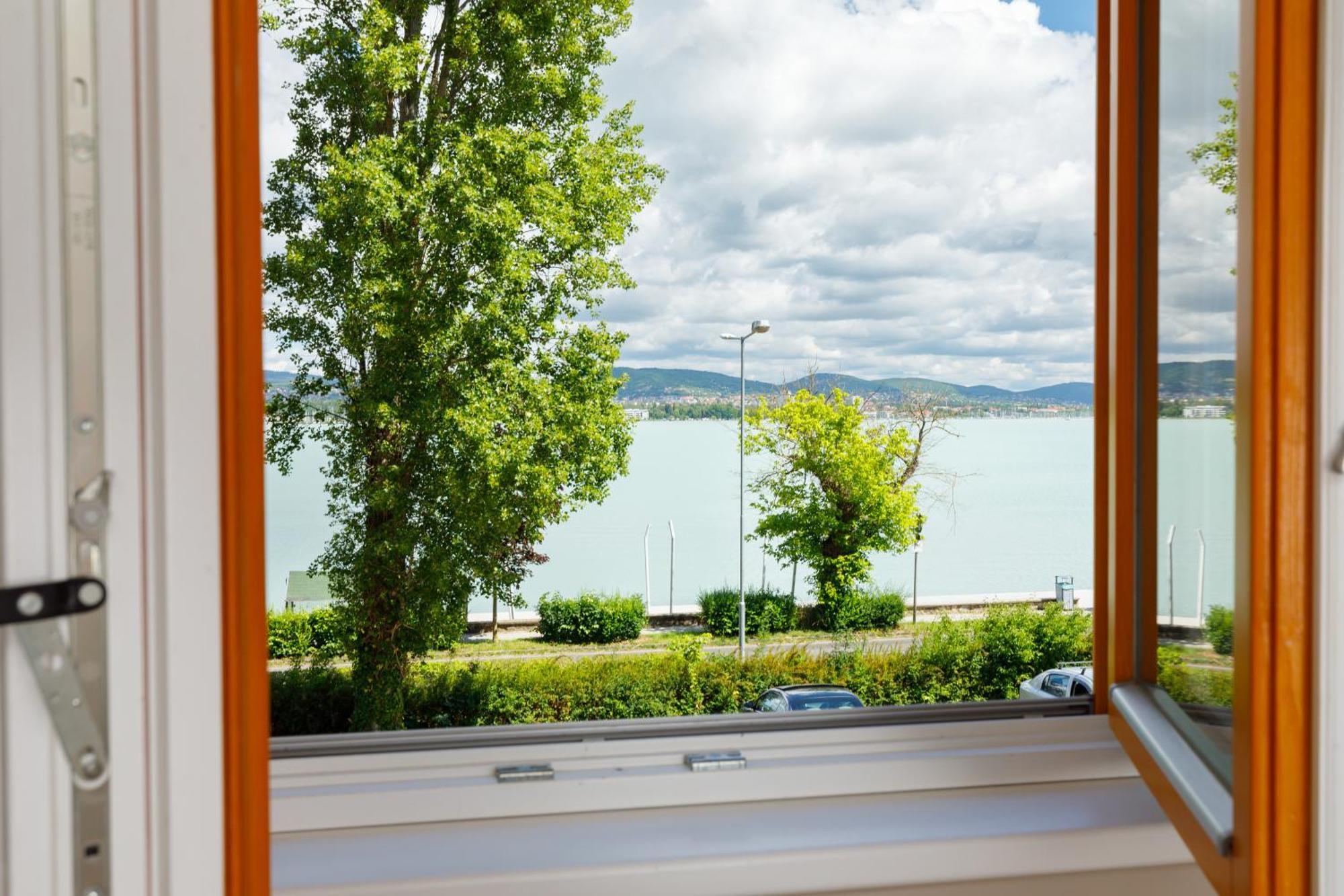 Lepke Apartmanhaz Es Etterem Tihany Exterior photo