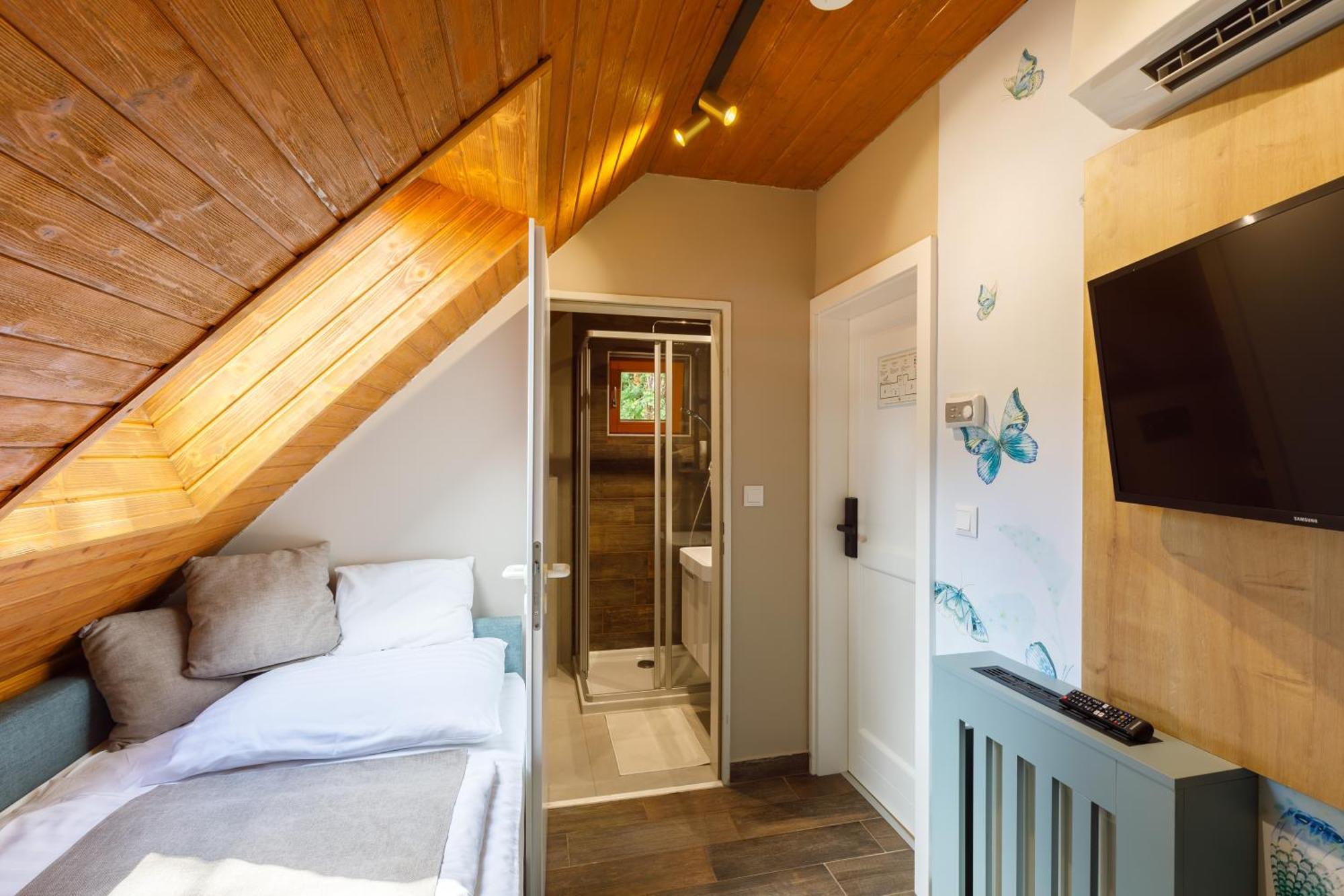 Lepke Apartmanhaz Es Etterem Tihany Exterior photo