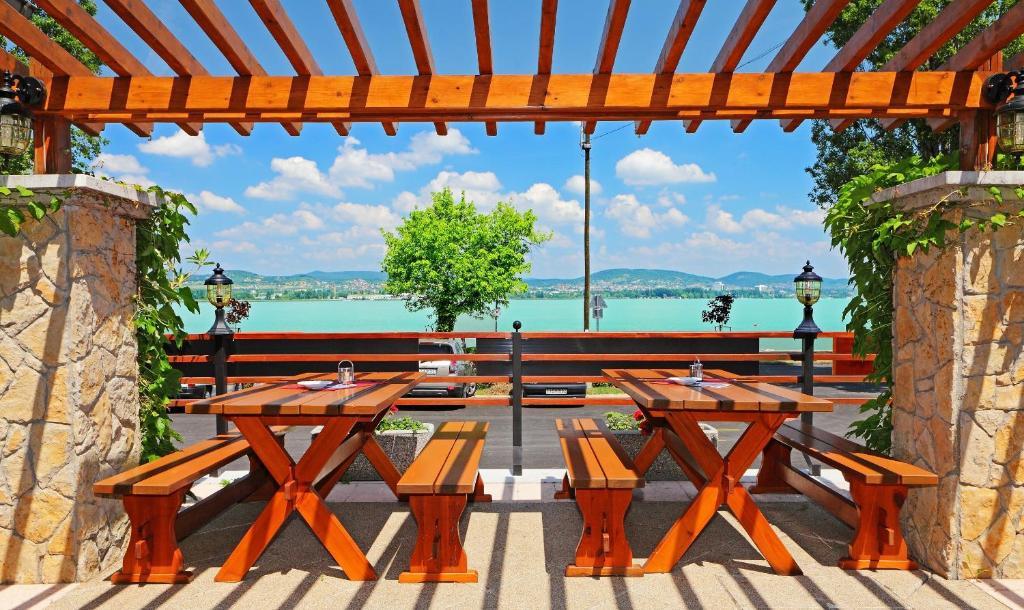 Lepke Apartmanhaz Es Etterem Tihany Exterior photo