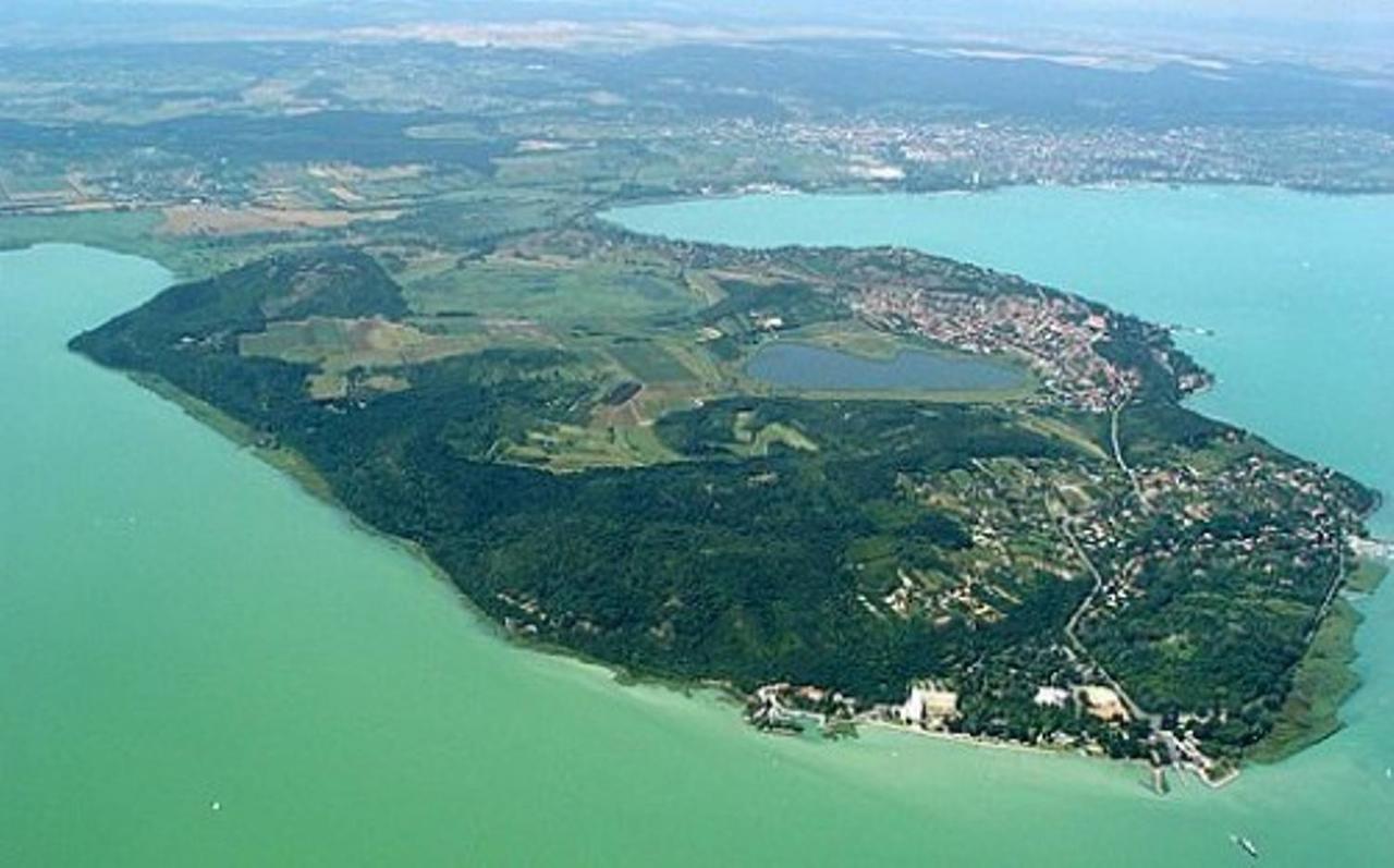 Lepke Apartmanhaz Es Etterem Tihany Exterior photo